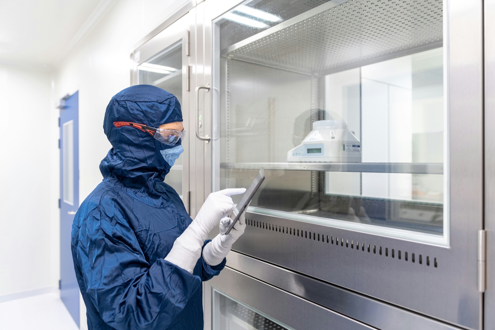 Cleanroom manufacturing environment for Cyro-Weld™ low-bloom low-odor medical cyanoacrylate